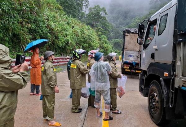 Công an bên cạnh nhân dân, bám dân ứng phó mưa lũ