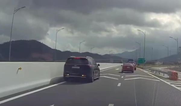 Xác minh ô-tô chạy lùi trên cao tốc