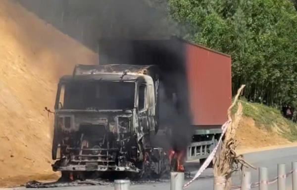 Cháy xe trên đèo gây ách tắc nhiều giờ