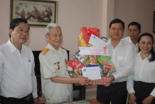 Lãnh đạo TP Đà Nẵng thăm, tặng quà các chiến sĩ, thanh niên xung phong trực tiếp tham gia chiến dịch Điện Biên Phủ