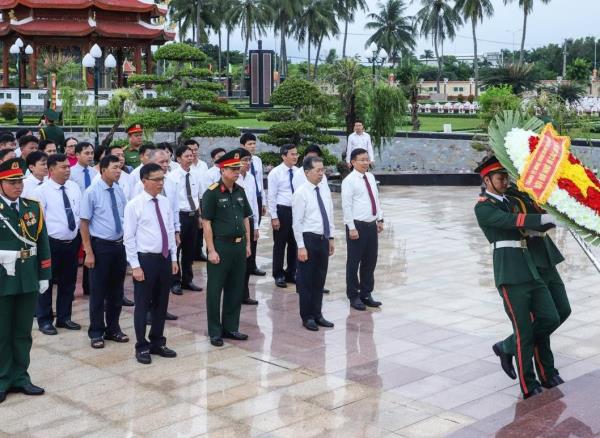 Lãnh đạo thành phố Đà Nẵng dâng hương, tri ân các Anh hùng Liệt sĩ