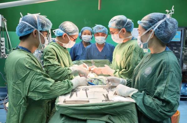 Phẫu thuật cắt bỏ thành công khối u xâm lấn và chèn ép khí quản