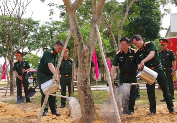 Đại tướng Nguyễn Trọng Nghĩa, Chủ nhiệm Tổng cục Chính trị QĐND thăm, làm việc tại Trường Thiếu sinh quân miền Trung