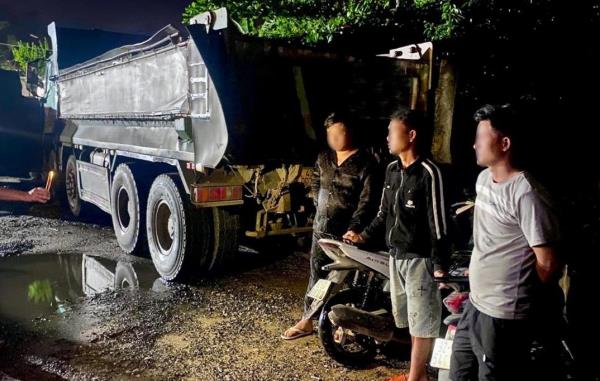 Trước lên xe tải, sau lên xe thùng