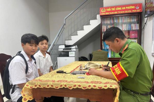 Tuyên dương 2 học sinh làm việc tốt