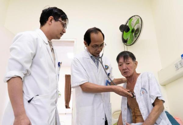 Phẫu thuật thay động mạch chủ bụng phức tạp cho người đàn ông 68 tuổi