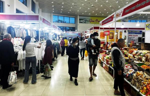 Hơn 250 gian hàng của hơn 185 doanh nghiệp tham gia Hội chợ Xuân 2025