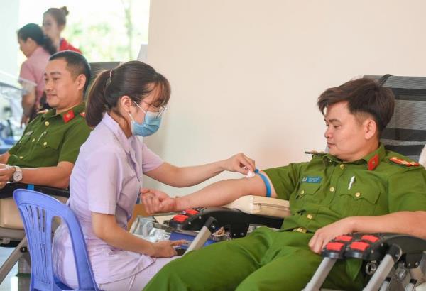 Hơn 300 người tham gia hiến máu hưởng ứng Ngày toàn dân hiến máu tình nguyện 7-4