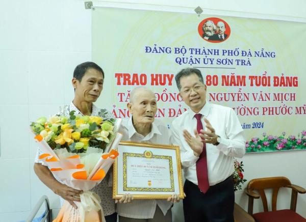 Trao Huy hiệu 80 năm tuổi Đảng cho đảng viên Nguyễn Văn Mịch