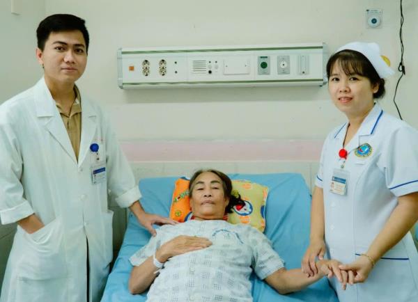 Gắp xương cá xuyên thủng thành ruột non bệnh nhân 68 tuổi