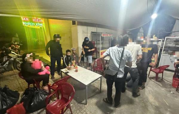 Giải cứu thành công nhiều thiếu nữ bị chủ quán karaoke khống chế, đòi tiền chuộc