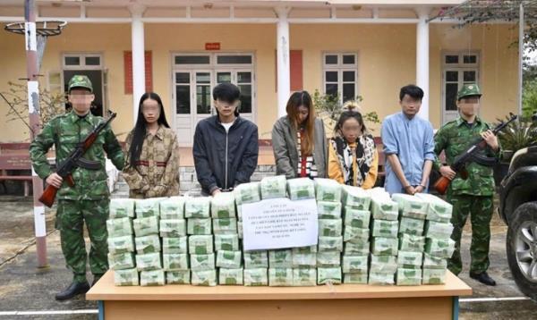 Bí mật trong chiếc ô-tô biển số nước ngoài qua cửa khẩu