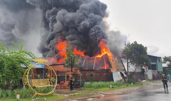 Hàng trăm CBCS nỗ lực khống chế vụ cháy tại kho thiết bị nhựa