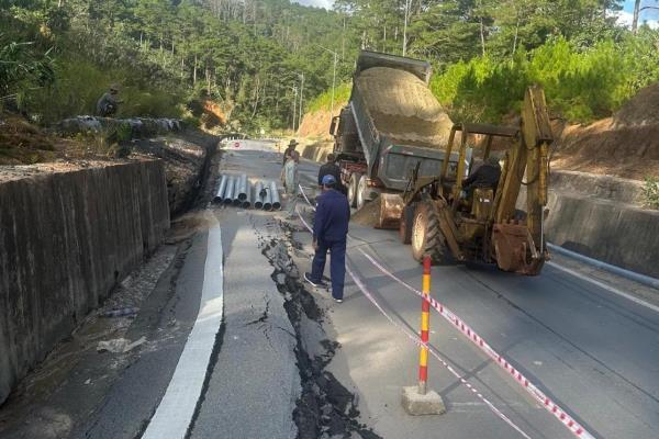 Khẩn trương khắc phục vết nứt dài 100 mét Quốc lộ 24 qua Măng Đen