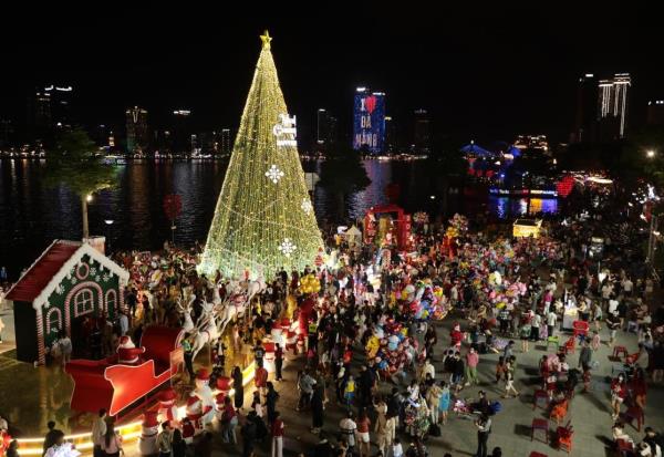 Mùa Giáng sinh an lành trong nhịp bình yên của thành phố