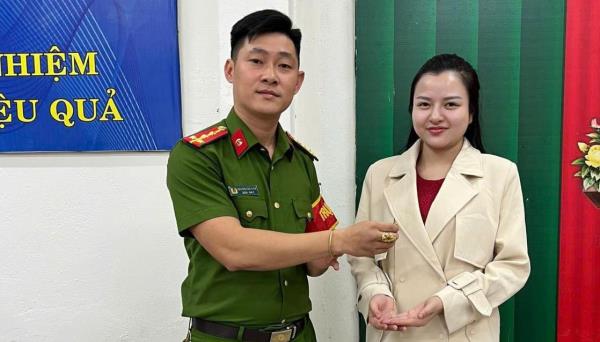 Nhận lại dây chuyền vàng sau một tuần đánh rơi