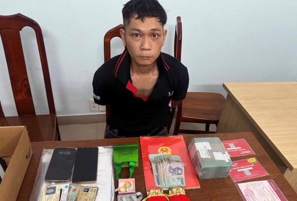 Để hơn 1 tỉ đồng, 11 chỉ vàng và 3 sổ tiết kiệm trong cốp xe máy, đi khám bệnh ra bị trộm mất