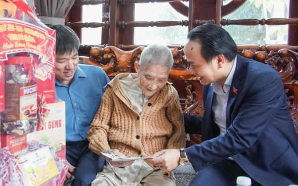 Lãnh đạo thành phố thăm, chúc Tết các gia đình chính sách