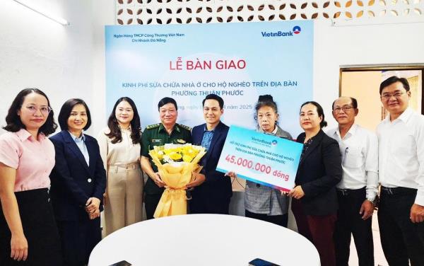 Bàn giao nhà sửa chữa cho hộ nghèo