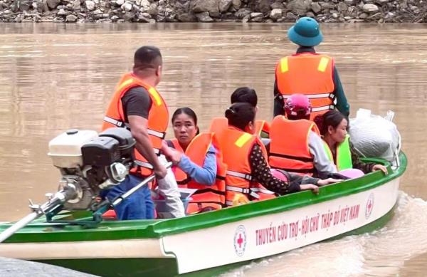 Hỗ trợ hàng trăm học sinh vượt sông đến trường khai giảng sau lũ