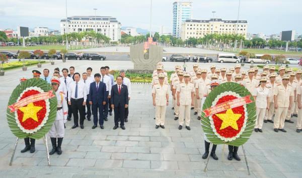 Lãnh đạo thành phố và Công an thành phố dâng hương tại Đài tưởng niệm TP Đà Nẵng