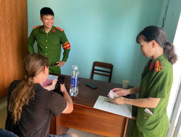 Giúp đỡ du khách nước ngoài nhỡ đường