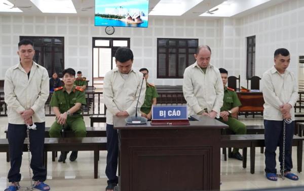 Vì chuyện tiền bo cho nhân viên rót bia, 4 người đàn ông vướng vòng lao lý