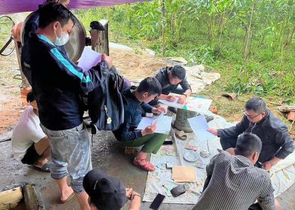 Đỏ đen bên huyệt mộ