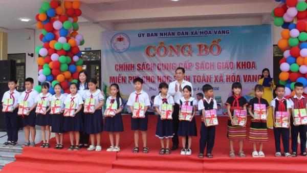 Xã Hòa Vang cung cấp sách giáo khoa miễn phí cho gần 7.000 học sinh