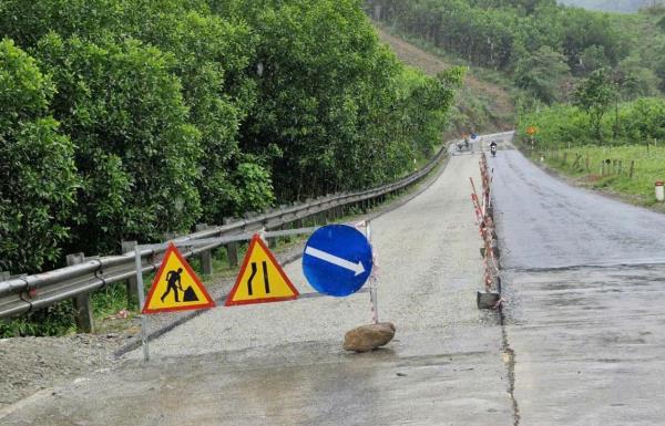 Cử tri phản ánh bất cập khi sửa chữa đường Hồ Chí Minh