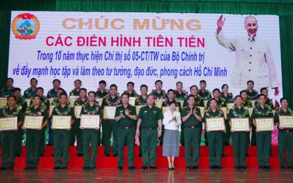 Nhiều điển hình tiên tiến thực hiện chỉ thị 05 của Bộ Chính trị trong Lực lượng vũ trang Đà Nẵng
