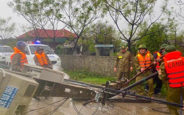 Bão số 10 càn quét xứ Nghệ