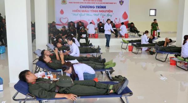 Hơn 550 đơn vị máu được hiến tại Ngày hội Giọt máu nghĩa tình vì đồng đội thân yêu