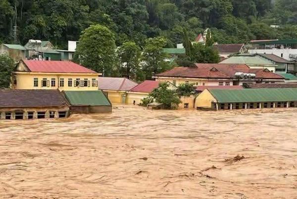 Người dân vùng núi Nghệ An trắng đêm chạy lũ