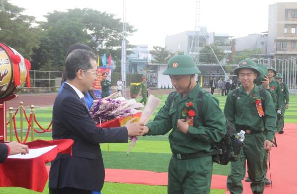 Thanh niên Đà Nẵng hăng hái lên đường nhập ngũ