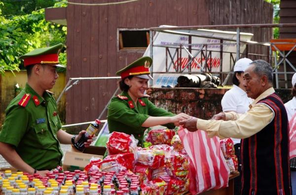 Gặp mặt, trao quà cho người có uy tín, cốt cán, đồng bào Cơ Tu ở Tà Lang, Giàn Bí