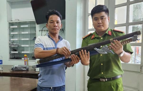 Người dân tự giác giao nộp vũ khí