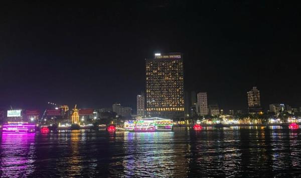 Đà Nẵng khai mạc Lễ thắp sáng bảy hoa sen và diễu hành thuyền hoa trên sông Hàn