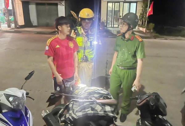 Phát hiện đối tượng mang theo súng đạn, kíp nổ dạo phố