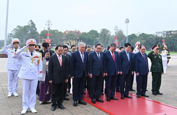 Lãnh đạo Đảng, Nhà nước dâng hương tưởng nhớ Chủ tịch Hồ Chí Minh và Chủ tịch Tôn Đức Thắng