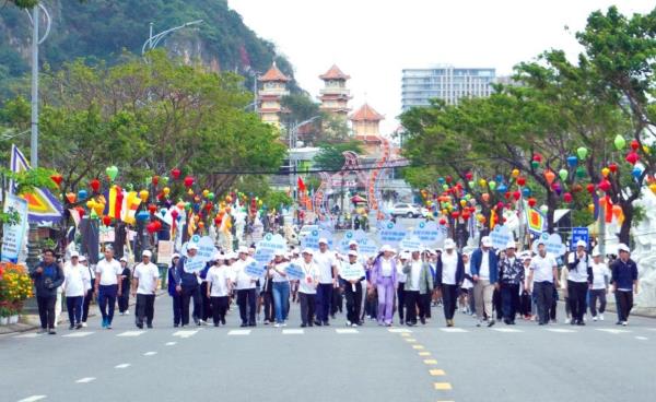 Những bước chân hòa bình quy tụ khoảng 600 người tham gia