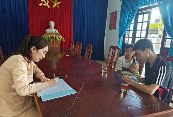 Cảnh sát giao thông Đà Nẵng kịp thời hỗ trợ một gia đình bị bỏ rơi giữa đường