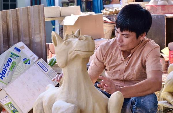 Linh vật ngựa qua bàn tay khéo léo của nghệ nhân làng gốm Thanh Hà