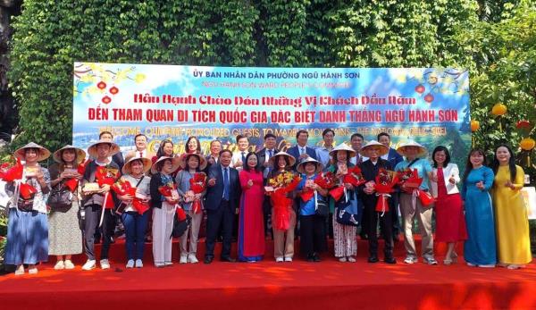 Rộn ràng chào đón du khách xông đất miền Trung