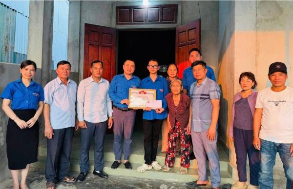 Khen thưởng nam sinh dũng cảm cứu người đuối nước