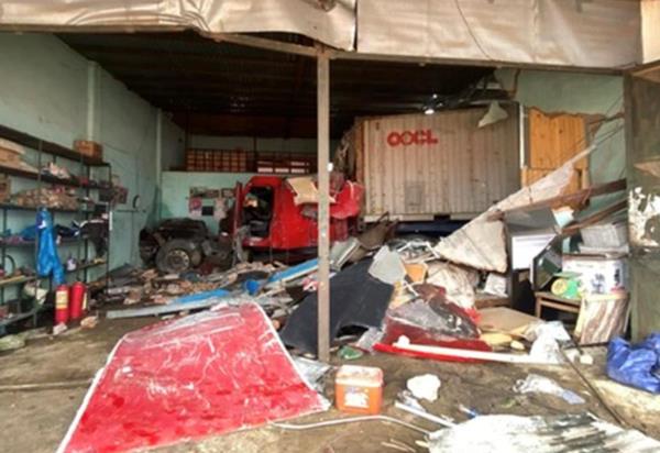 Xe đầu kéo ủi sập nhiều nhà dân làm 3 người chết