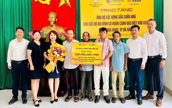 Trao 200 triệu đồng hỗ trợ sửa chữa nhà cho 4 hộ khó khăn