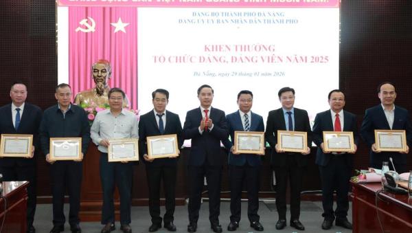 Trao Huy hiệu Đảng cho các đảng viên và tuyên dương, khen thưởng các tổ chức cơ sở đảng, mô hình dân vận khéo