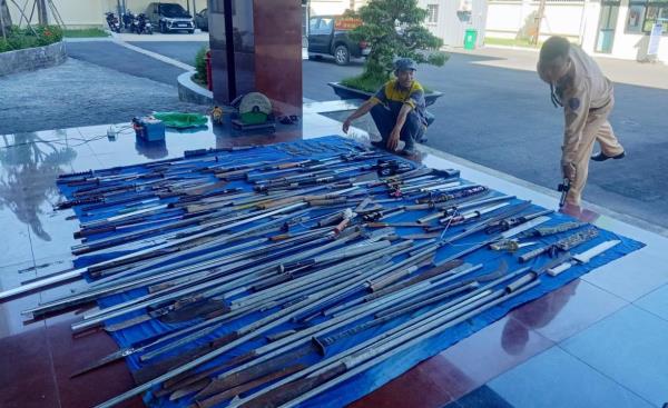 Không để vũ khí, vật liệu nổ, công cụ hỗ trợ trôi nổi trong cộng đồng