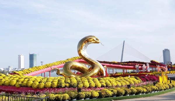 Đà Nẵng kéo dài thời gian hoạt động đường hoa Xuân Bạch Đằng đến 1-5